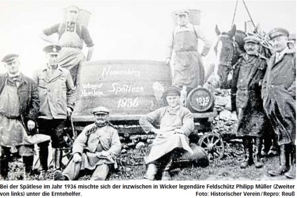 Bei der Spätlese im Jahr 1936 mischte sich der inzwischen in Wicker legendäre Feldschütz Philipp Müller (Zweiter von links) unter die Erntehelfer. Foto: Historischer Verein / Repro: Reuß"